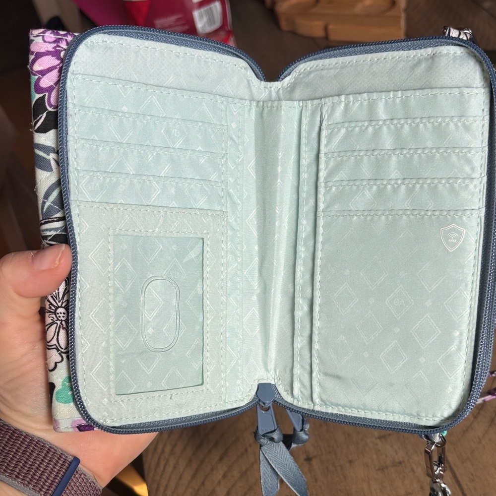 Vera Bradley Penelopes Garden All in One Crossbody Purse Wallet Wristlet - Picture 7 of 9